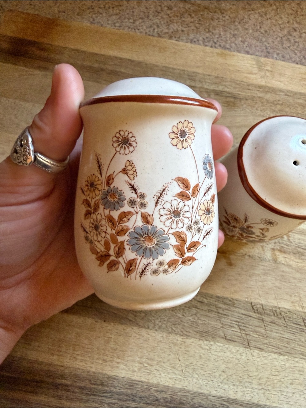 1970 Gardenia Stoneware Salt & Pepper Shakers Set - Picture 3 of 4